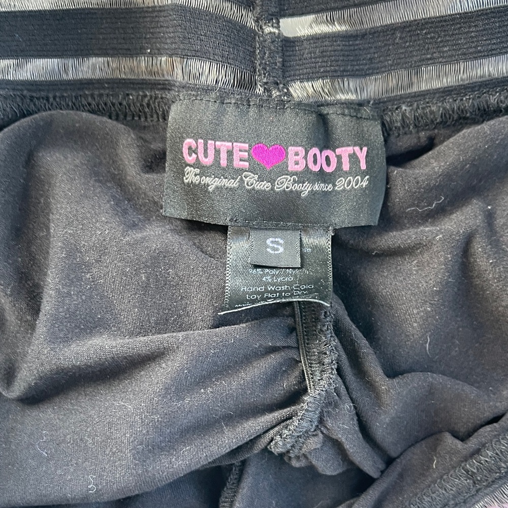 Cute booty Black 5’ biker short with Striped Waistband - Picture 4 of 4